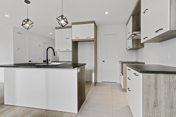 Cuisine en L - Noire et bois